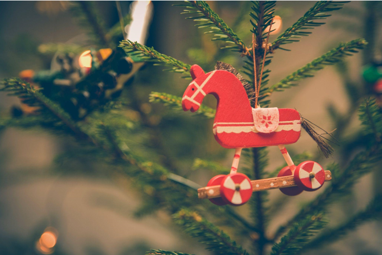 The Science of Artificial Christmas Garlands: A Geeky Guide for Nerd Braces